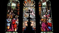 Gereja ini pun memiliki kaca patri yng cukup kompleks dan indah bukan main (Thinkstock)