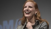Tawa Jessica Chastain saat berbicara di depan awak media. Foto: Kris Connor/Getty Images