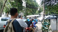 Ada yang menepikan motornya, menyuruh teman yang diboncengnya turun lalu meminta difoto. Foto: Tsarina Maharani/detikcom