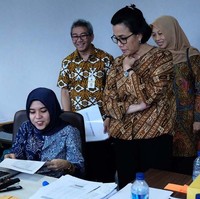 Saat ngantor di Kementerian Keuangan, Sri Mulyani pun tetap memakai busana dengan unsur tradisional. Kali ini ia memadukan celana hitam dengan blouse batik khas Yogyakarta. Foto: Istimewa