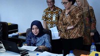 Sri Mulyani meninjau proses wawancara untuk seleksi CPNS Kementerian Keuangan di Kantor Ditjen Pajak, Jakarta Selatan. Istimewa/Instagram Sri Mulyani.