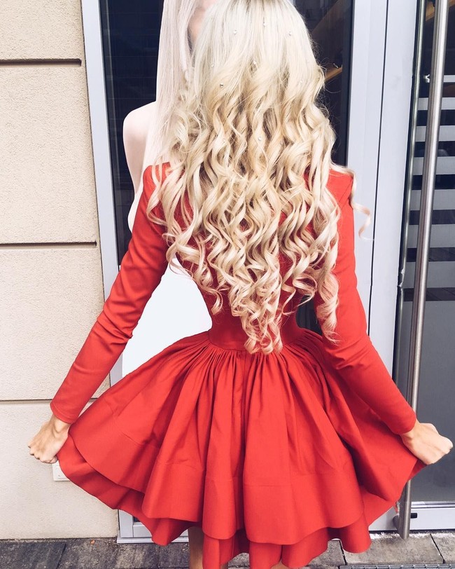 Tengok saja penampilannya dari belakang ini. Pinggang Annela tampak begitu kecil. Foto: Instagram Anella An