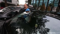Fredrich masuk ke mobilnya.