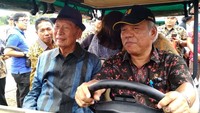 Mereka menuju lokasi dengan naik mobil golf.