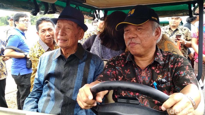 Cek Rumah Subsidi, Dua Menteri Naik Mobil Golf Bareng Ciputra