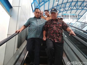 Menteri Budi dan Basuki Pagi-pagi Naik KRL, Mau ke Mana?