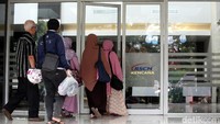 Sejumlah pengunjung masuk ke RSCM.