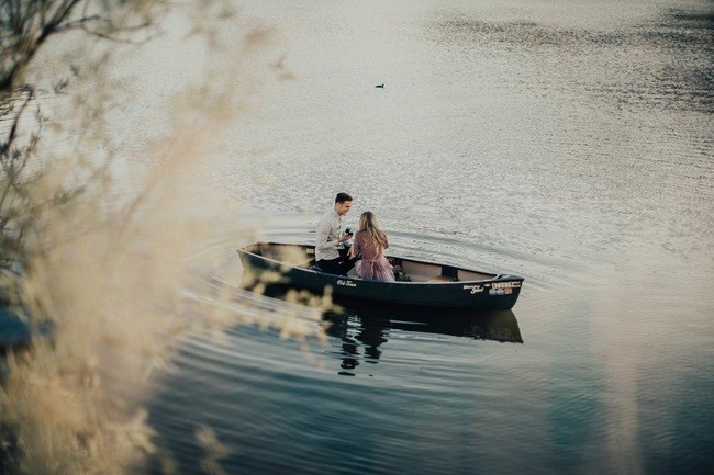 Mengajak pasangan menaiki perahu berdua, dan mengucapkan kata-kata yang indah pada pasangan serta mengajak pujaan hati menjadi bagian dari hidupnya. Foto: Dok. Brides.com