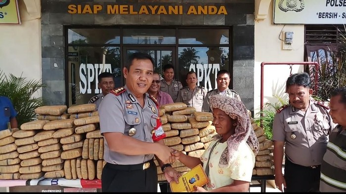 Petani Ini Temukan 209 Kg Ganja Tak Bertuan di Pinggir Jalan