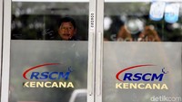 Selain di lobi II, pengamanan ketat juga tampak di pintu masuk klinik eksekutif 24 jam RSCM Kencana oleh pihak yang sama.
