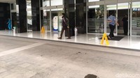 Suasana di lobby RSCM Kencana yang masih sepi.