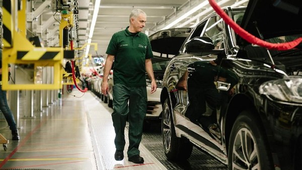 Kok Jose Mourinho Jadi Mandor di Pabrik Jaguar Land Rover?
