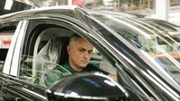 Kedatangan Mourinho itu bertepatan dengan produksi model Jaguar F-Pace sekaligus sebagai konsumen ke 100.000. Foto: Carscoops