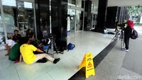 Sementara awak media masih banyak berkumpul di depan lobi utama RSCM Kencana.
