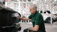  Jika biasanya Mourinho terlihat sedang melatih anak didiknya di stadion, baru-baru ini ia justru terlihat mengunjungi pabrik Jaguar Land Rover di Solihull. Foto: Carscoops