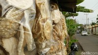 Satu kemasan isi 40 kemplang dibanderol seharga Rp 15 ribu, sedangkan untuk harga Rp 10 ribu itu isi cuma 22 buah. Tak jarang ada yang membawanya pulang dalam keadaan mentah untuk dibawa keluar kota. Wah, bisa buat oleh-oleh nih traveler! (Raja Adil/detikTravel)