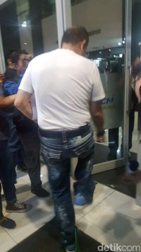 Frederich membawa dokumen tanpa map ke RSCM