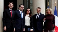 Presiden Emmanuel Macron dan istrinya, Brigitte Macron melepas mantan PM Lebanon Saad Al Hariri usai pertemuan di Istana Elysee, Paris, Sabtu (18/11).