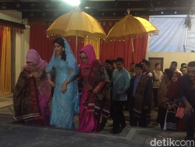 Dalam prosesi adat Haroan Boru, ada momen di mana Kahiyang Ayu dituntut oleh ibunda Bobby Nasution, Ade Hanifah Siregar, untuk masuk ke dalam rumah. Foto: Kahiyang-Bobby tiba di kediaman Bobby di Medan. (Jefris-detikcom)