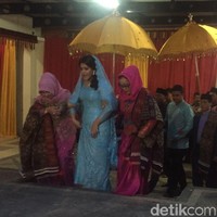 Dalam prosesi adat Haroan Boru, ada momen di mana Kahiyang Ayu dituntut oleh ibunda Bobby Nasution, Ade Hanifah Siregar, untuk masuk ke dalam rumah. Foto: Kahiyang-Bobby tiba di kediaman Bobby di Medan. (Jefris-detikcom)