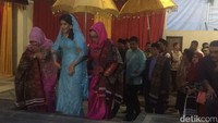 Mereka tiba diiringi dengan musik Gondang Tapak Dua.