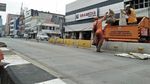 Potret Pasukan Oranye di Hitamnya Lumpur Kali di Jl Gajah Mada