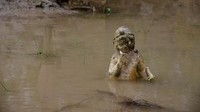 Sebuah patung kuno tenggelam sebagian akibat banjir di Yunani. Patung tersebut berada di sebuah situs arkeologi di Desa Dion, Yunani. Foto: Alexandros Avramidis/Reuters