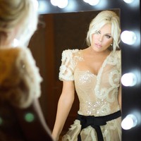 Di tahun 2009, New York Times pernah menyamakan Ajda dengan penyanyi kenamaan Amerika, Cher. Foto: Instagram Ajda Pekkan