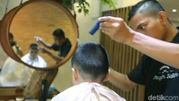 Peluang bisnis barbershop ikut dilirik para pengusaha muda untuk membuka Barber Pinggir Jalan di kawasan Kelapa Gading. Keuntungan dunia barbershop yang mencapai jutaan rupiah membuat pengusaha muda berkecimpung dalam bisnis ini.