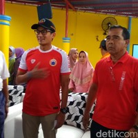 Selain itu, busana pilihannya pun kebanyakan berukuran slim-fit yang mempertegas tubuh atletisnya. Mulai dari kemeja, kaus, hingga baju olahraga. (Zhacky-detikcom)