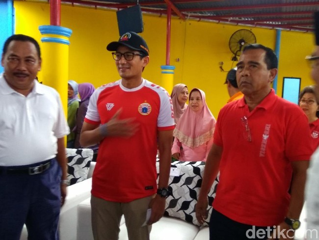 Selain itu, busana pilihannya pun kebanyakan berukuran slim-fit yang mempertegas tubuh atletisnya. Mulai dari kemeja, kaus, hingga baju olahraga. (Zhacky-detikcom)