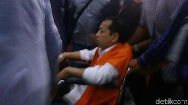 Dibawa ke KPK, Tak Ada Lagi Kain Penutup di Kepala Novanto