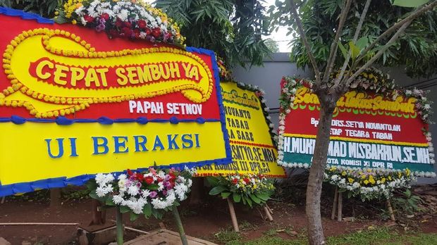 arangan bunga bertuliskan 'Cepat sembuh ya, papah Setnov' diletakkan di belakang gedung bersamaan dengan karangan bunga yang datang kemarin.