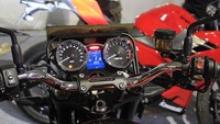 Memiliki bobot 215 kg, motor memiliki dua pilihan yakni Z 900 RS standar berwarna Candytone Orange/Brown dan Z 900RS Café Vintage Lime Green. Foto: Ruly Kurniawan