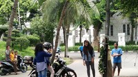 Pantauan di lokasi Minggu (19/11/2017) sejumlah orang sengaja singgah di tiang lampu lokasi Setya Novanto kecelakaan./Foto: Lokasi tiang ditabrak mobil yang ditumpangi Setya Novanto