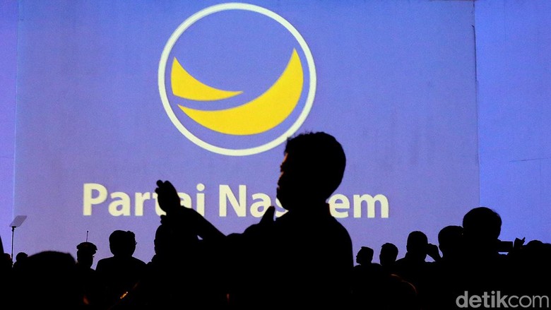 NasDem Serahkan SK Cagub ke Ridwan Kamil dan Ganjar Pranowo NasDem Serahkan SK Cagub ke Ridwan Kamil dan Ganjar Pranowo