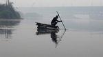 Ratusan Burung Camar Kepung Pria Bersampan di Sungai Yamuna