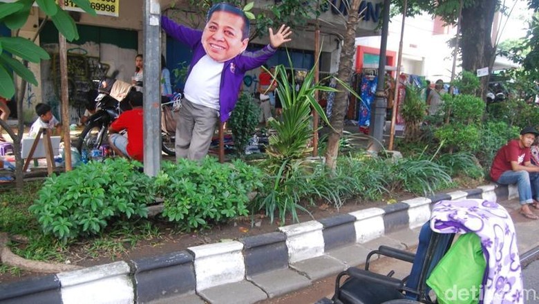 Bikin Kaget Saja, Ada Setya Novanto Peluk-peluk Tiang di Solo Bikin Kaget Saja, Ada Setya Novanto Peluk-peluk Tiang di Solo