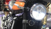 LED 170mm dengan headlamp bulat cahaya putih menghasilkan kesan retro modern berkualitas tinggi. Desain oval lampu belakang bohlam juga menyumbang tampilan tersebut. Foto: Ruly Kurniawan