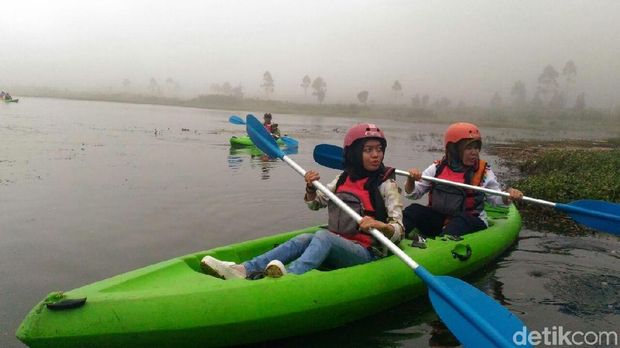 Mengayuh Kayak di Dataran Tinggi Dieng, Banjarnegara. 
