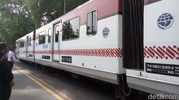 KA Batara Kresna melintas di tengah warga yang sedang menikmati CFD Solo. 