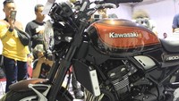 Dalam artian, ia memiliki tampang dengan perpaduan gaya trandisional dan modern. Tapi jangan salah sangka atas kekuatannya ya Otolovers. Menggendong mesin 948 cc 4 silinder, ia mampu merilis tenaga maksimum hingga 109 PS pada 8.500 RPM dan 95,0 Nm pada 6.500 RPM yang dibantu oleh 6 percepatan, loh. Foto: Ruly Kurniawan
