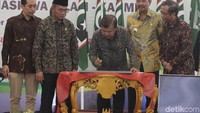 Wakil Presiden Jusuf Kalla menutup Munas KAHMI X di Medan, Minggu (19/11). Munas memilih Kamrussamad sebagai Koordinator Presidium KAHMI periode 2017-2023.