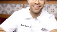 Jimmy Bannos, JR dianugerahi penghargaan Rising Star Chef dari James Beard Foundation. Ia adalah generasi keempat yang mengelola restoran The Purple Pig di Chicago. Foto: People