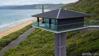 Dengan menggunakan trik perspektif dan arsitektur modern yang elegan, para arsitek dari perusahaan Arsitektur F2 Australia telah menciptakan rumah sewa mewah yang mengambang dan tampak melayang.