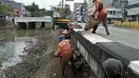 Sampah-sampah yang tidak terjangkau dipungut petugas oranye. Memang butuh waktu lama, tetapi hasilnya nyata aliran Sungai Ciliwung Jakarta Pusat bersih dari sampah.