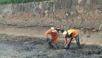 Seperti yang dilakukan Minggu (19/11/2017) siang, di bawah kordinasi dinas lingkungan hidup, petugas UPK Badan Air atau lebih dikenal pasukan oranye membersihkan sampah di Aliran Sungai Kali Ciliwung sepanjang jalan Gajah Mada.