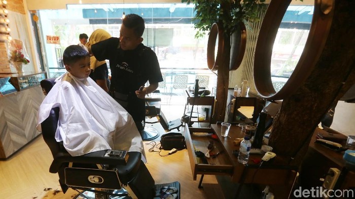 Para pelanggan menikmati fasilitas potong rambut barbershop Barber Pinggir Jalan, Kelapa Gading, Jakarta Utara. Tren bisnis jasa barbershop makin berkembang dari hari ke hari.