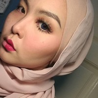 Makeup artist Malaysia ini memperlihatkan betapa berbedanya wajahnya dengan atau tanpa makeup. Foto: Instagram