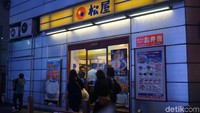 Foto: Lokasinya yang berada di dekat kawasan belanja Shinasibashi membuat kedai ini ramai dikunjungi wisatawan. Mereka mampir sebentar untuk mengisi perut. (Wahyu/detikTravel)